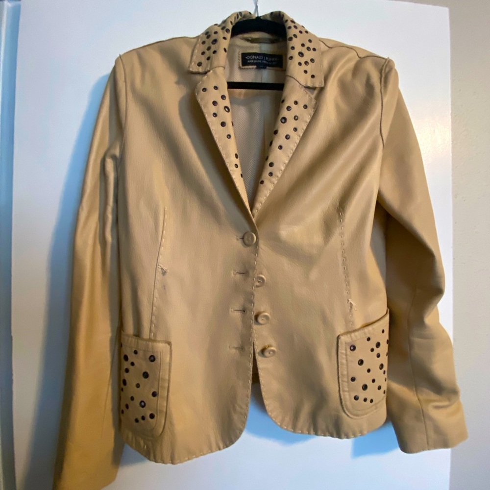 Donald J. Pliner
Beige Textured Coat size 10 Lined Embellished Jacket
